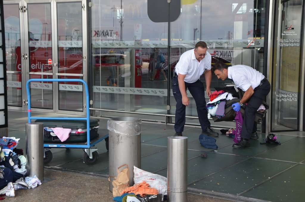 Verdaechtige Koffer Koeln Bonn Airport Koeln Porz  P31.JPG - Miklos Laubert